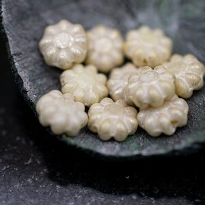 Perles de fleurs tchèques, Perle de fleur de cactus, Perle de cactus tchèque jaune ivoire mercure 9 mm Perles de fleurs jaune ivoire mercure 9 mm, 3425R, 25 perles image 2