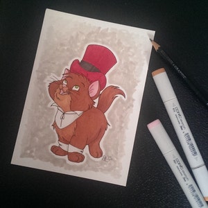 Peut inclure: Dessin d'un chat brun de dessin animé portant un chapeau haut de forme rouge et un jabot blanc, sur papier blanc avec un fond gris. Le chat regarde vers le haut avec une expression joyeuse. Un crayon et deux marqueurs sont à côté du dessin.