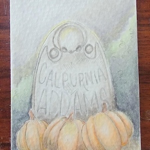 Könnte beinhalten: Eine Buntstiftzeichnung auf Papier, die einen abgerundeten Grabstein mit der Gravur CALPURNIA ADDAMS auf der Vorderseite zeigt. Drei hellorangefarbene Kürbisse sind am Fuß des Grabsteins vor einem weichen, gedämpften grünen Hintergrund platziert.