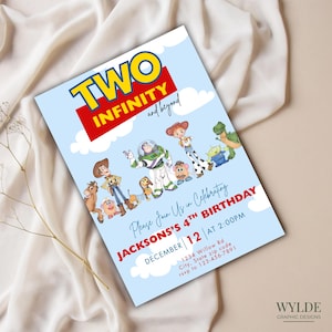 Può includere: Un biglietto d'invito azzurro con la scritta "TWO INFINITY and beyond" in giallo e rosso. Il biglietto presenta personaggi dei cartoni animati e la scritta "JACKSONS'S 4TH BIRTHDAY" con i dettagli della data e dell'ora.
