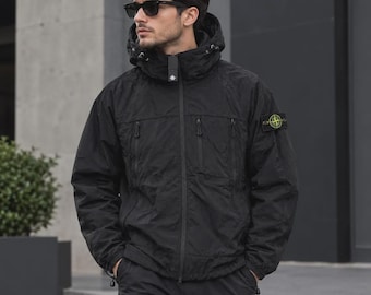 Svart teknisk jacka med huva, vindjacka i Stone Island-stil, lätt herrjacka med dragkedja och flera fickor