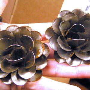 DOS rosas grandes sin pintar, flores de metal para acentos, adornos, manualidades, joyería, arte, carpintería, arreglos florales, flores crudas
