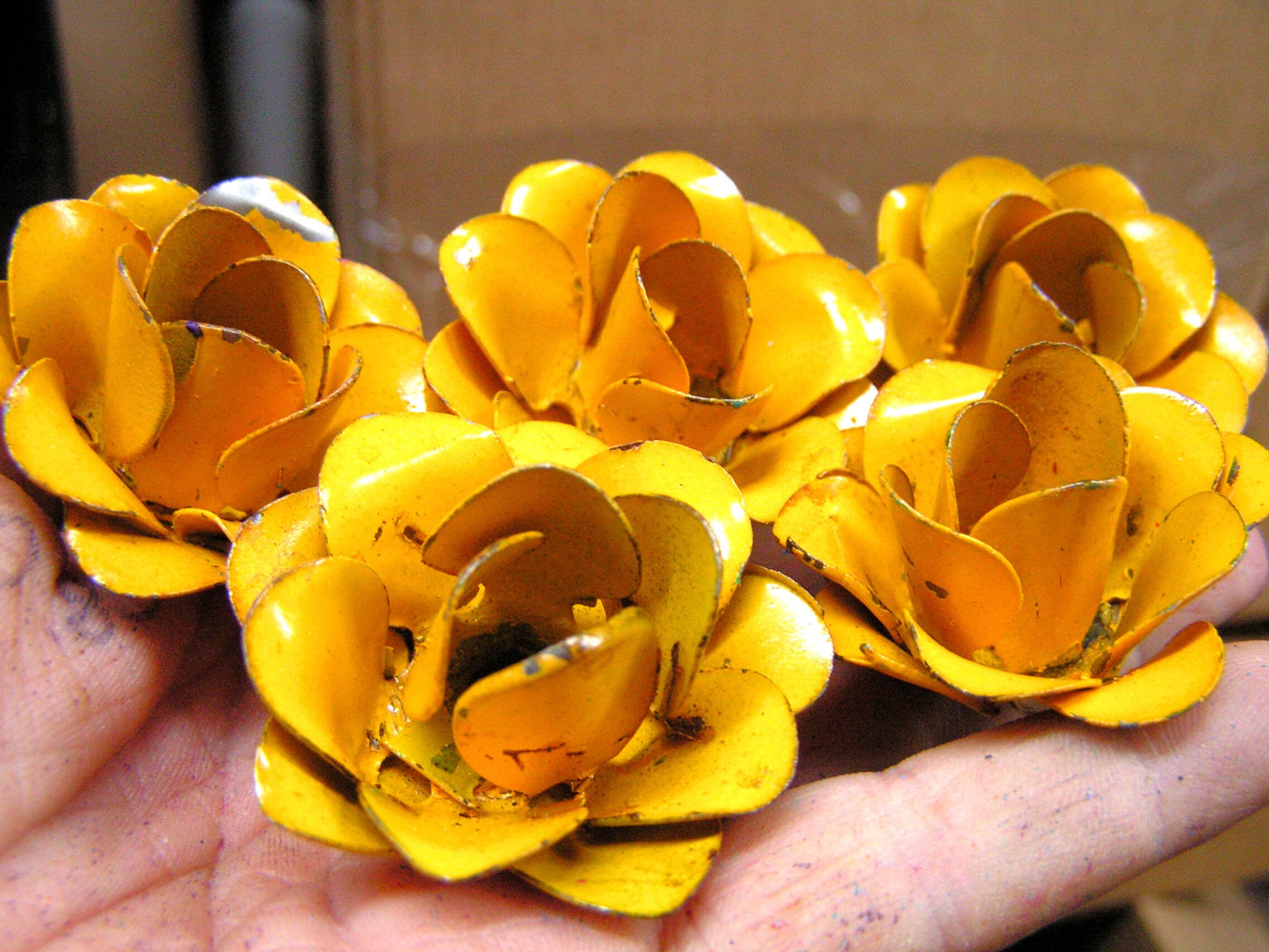 FIVE distressed yellow Roses, metal flowers for crafts, jewelry, Y5