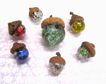 7 bellotas de vidrio frito hechas a mano con tapas reales y canicas de vidrio craquelado. Idea de regalo de bellota para la abuela, mamá e hija.