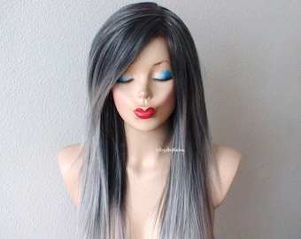 Könnte beinhalten: Eine lange, gerade, grau-schwarze Ombre-Perücke mit einem seitlich gekämmten Pony. Die Perücke ist mit einem Mittelscheitel gestylt und hat einen natürlichen, fließenden Look.