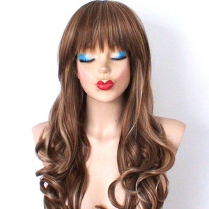 Peruca loira marrom / cinza. Peruca de cabelo encaracolado de 26” com franja, peruca de cabelo sintético resistente ao calor.