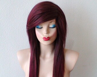 Peluca ombré burdeos: cabello liso en capas de 71 cm y flequillo lateral.