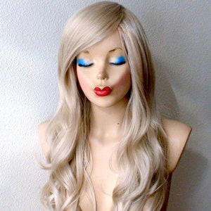 Peluca rubia ceniza: cabello sintético rizado de 66 cm con flequillo lateral