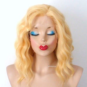 Peluca con encaje frontal. Peluca amarilla. Peluca de cabello ondulado de 16&quot;. Peluca de cabello sintético resistente al calor.