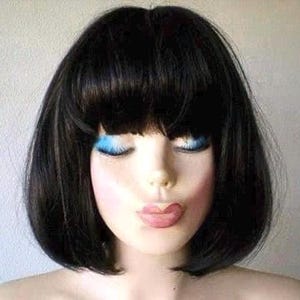 Zwarte bob-pruik. Korte pruik. Korte zwarte pruik. Hittevriendelijke pruik van synthetisch haar. Cosplaypruik.