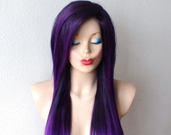 Könnte beinhalten: Eine lange, gerade, violette Perücke mit einem Seitenscheitel. Die Perücke ist mit einer leichten Welle gestylt und wird auf einem Mannequin-Kopf getragen.