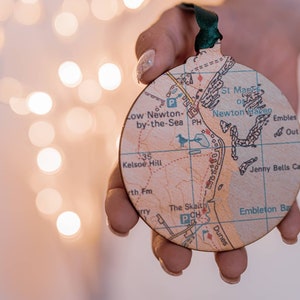 Gepersonaliseerde houten hangende kaart, kaartsnuisterij, boomaandenken, kaartdecoratie, boomdecoratie eerste huis.