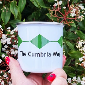 La tasse de randonnée en émail Cumbria Way. Tasse de camping en étain. Cadeau de marche du Lake District.