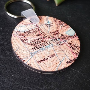 Gepersonaliseerde kaartsleutelhanger. World Wide Map Keyfob, Postcode Locatie Gift, New Home Gift, Moederdag Gift.