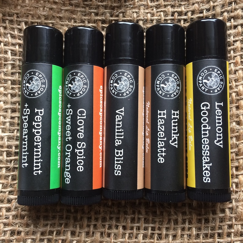 Puede incluir: Seis tubos de b&aacute;lsamo labial negros con diferentes sabores: Lemony Goodnessakes, Hunky Hazelatte, Vanilla Bliss, Clove Spice + Sweet Orange, Peppermint + Spearmint. Cada tubo tiene una etiqueta en blanco y negro con el logotipo de Epic Soap Company.