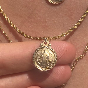 Collana di San Benedetto, collana religiosa, piccolo ciondolo di San Benedetto in oro 18 carati, collare di San Benito, ciondolo di Santo Cattolico, gioielli cristiani
