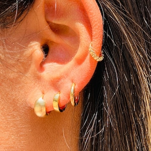 Pendiente de oreja chapado en oro, sin perforación, apilable, con diamantes, delicado y minimalista.