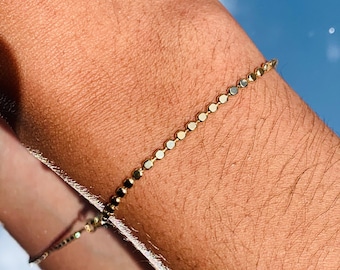 18 kt armband met platte munt, armband met gouden stippenschijf, sierlijke armband, gouden paillettenarmband, platte balketting, armband met gelaagdheid, sierlijk