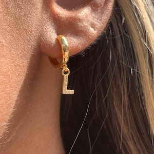 Aros Huggies personalizados con iniciales rellenas de oro, joyas personalizadas, aros apilables, regalo único para novia