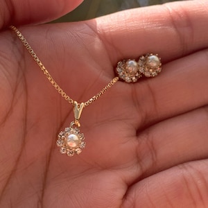 18K sierlijke parelketting sieradenset, bloemenoorbellen, bloemenketting, bijpassende parelketting met oorbel, gold filled ketting, cadeau voor haar