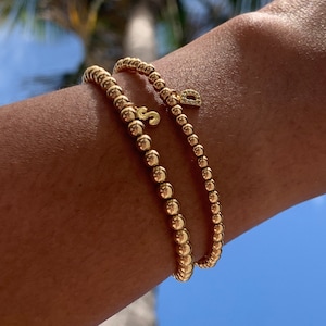 Pulsera de cuentas con inicial bañada en oro de 14 quilates, pulsera apilable e impermeable, pulsera con letras delicadas, pulsera de bolas, pulsera elástica, joyería con iniciales.