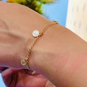 18K Gold Filled Bungelende Munt Bedelarmband, Multi Charm Mini Coin Armband, Gelaagde armband, Stapelarmband, Sierlijke Armband, Voor haar