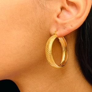 Argolas grandes com enchimento de ouro, argolas grossas de ouro, argolas com sulcos, argolas grossas, brincos, argolas grandes e leves, argolas grandes, brincos chamativos