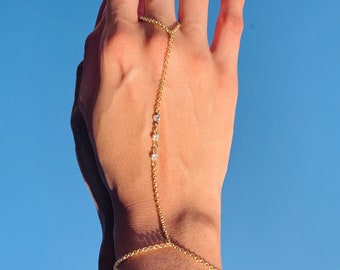 Bracelet chaîne fin rempli d'or, bijoux bague CZ à la main, chaîne à la main CZ minimaliste, bracelet Gold Filled, bracelet attaché à l'anneau