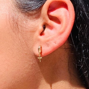18K Kreuz Huggie Hoops, Gold gefüllte kleine hängende Kreuz Ohrringe, religiöses Geschenk, Huggies, Gold gefüllt, stapelbare Ohrringe, Kreuz Schmuck