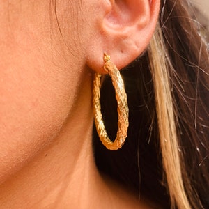 Brincos de argola grandes com preenchimento de ouro 18K, argolas grossas de ouro, brincos de argola martelados, argolas leves de ouro, brincos de argola grandes da moda