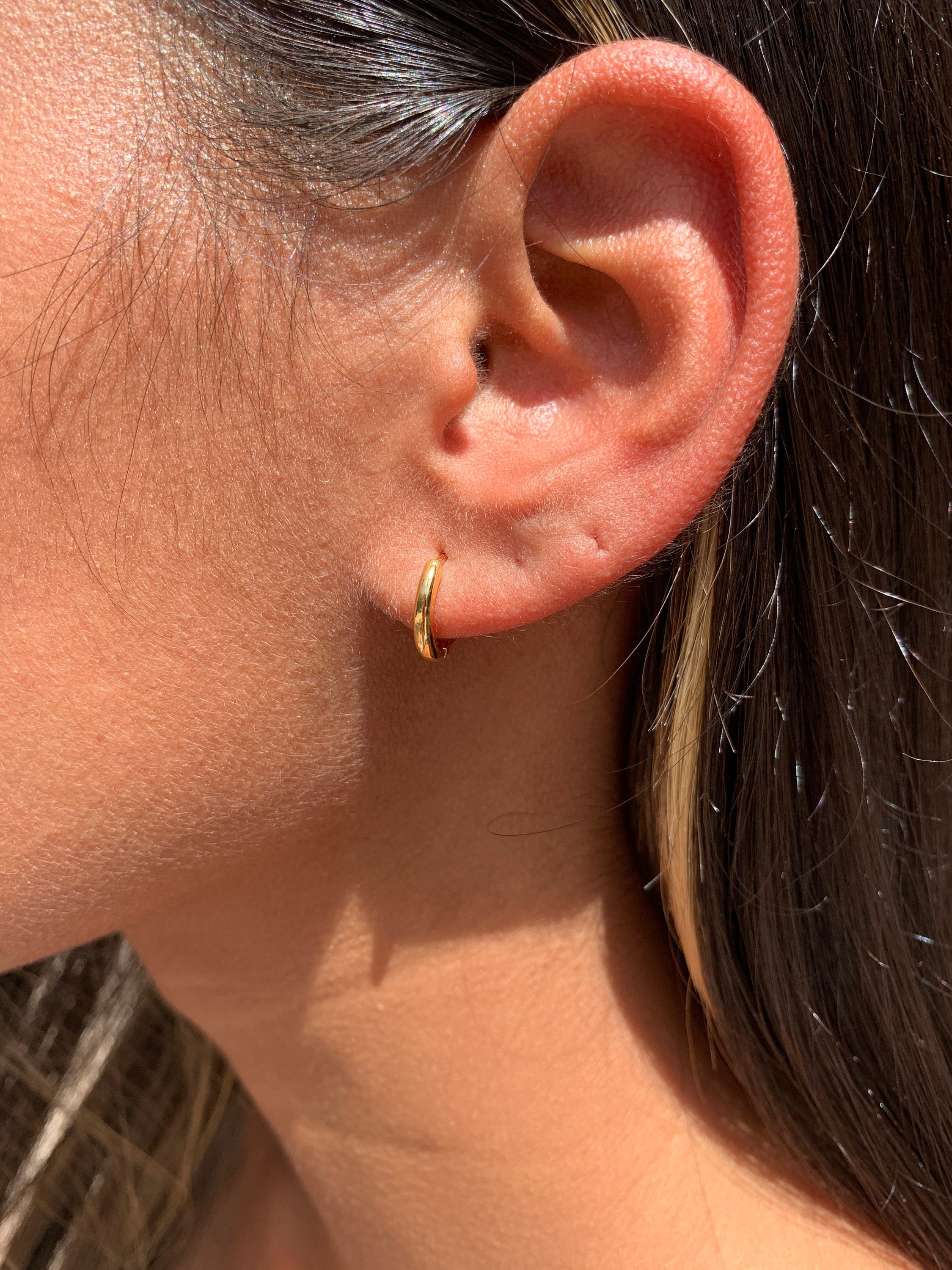 Kendra Scott Mikki Huggie Hoop Earrings In Metallic - Foto 13