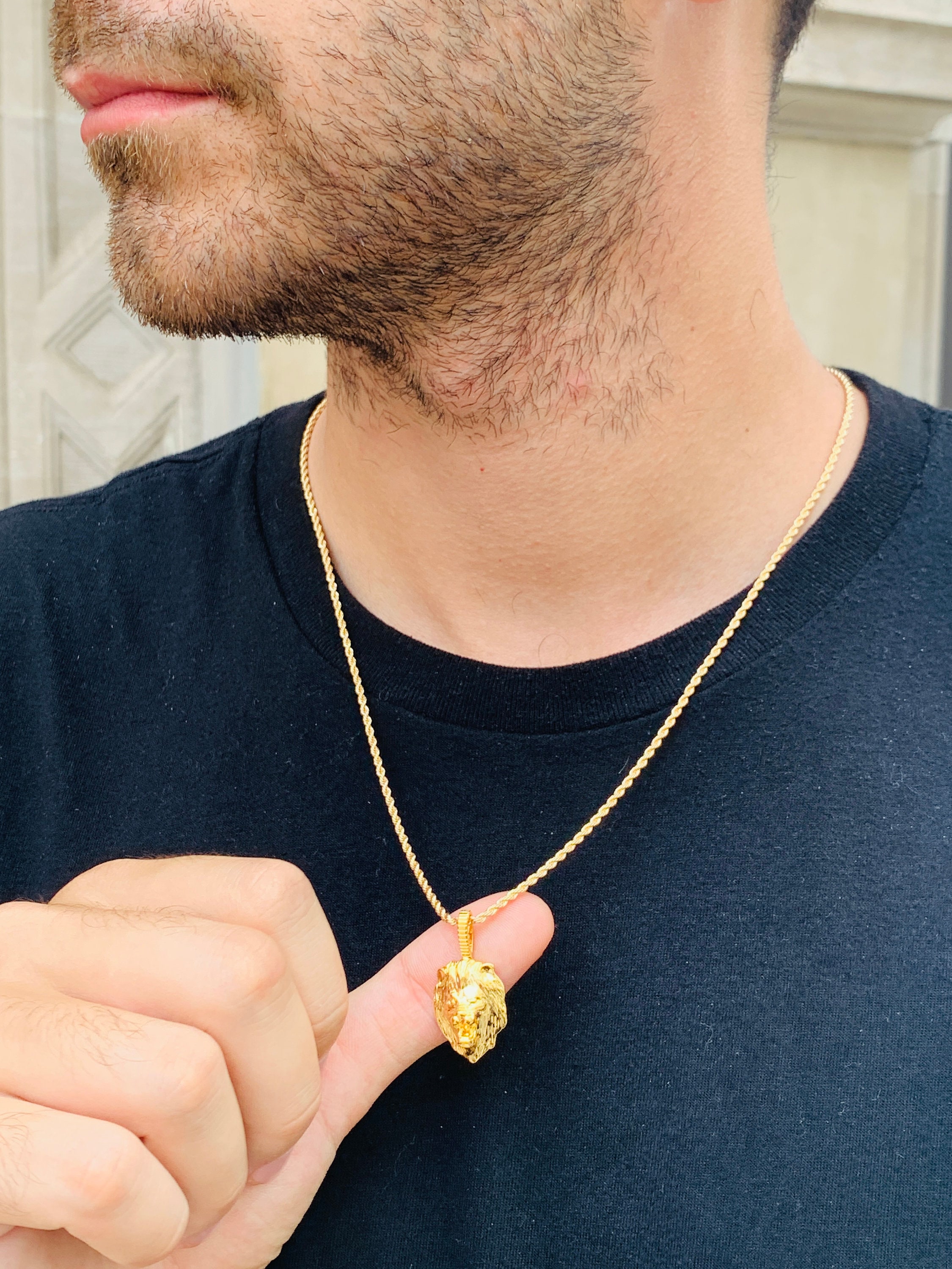 Lion / Pendentif tête de lion en acier inoxydable avec pierres précieuses en zircone, plaqué or 18K ¤ Boutique en ligne