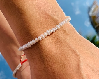 Bracelet de perles fines, bracelet ficelle rouge, bracelet de perles empilables, petit bracelet de perles, cadeau pour elle, bijoux en perles, cadeau pour petite amie