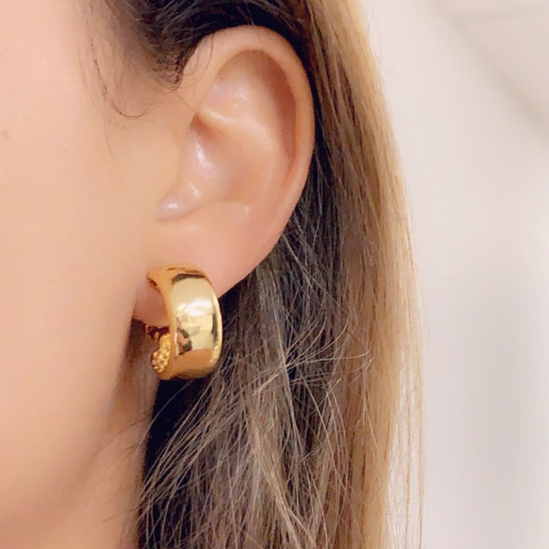 The Small Green Hoop Earrings in Gold (Clip)