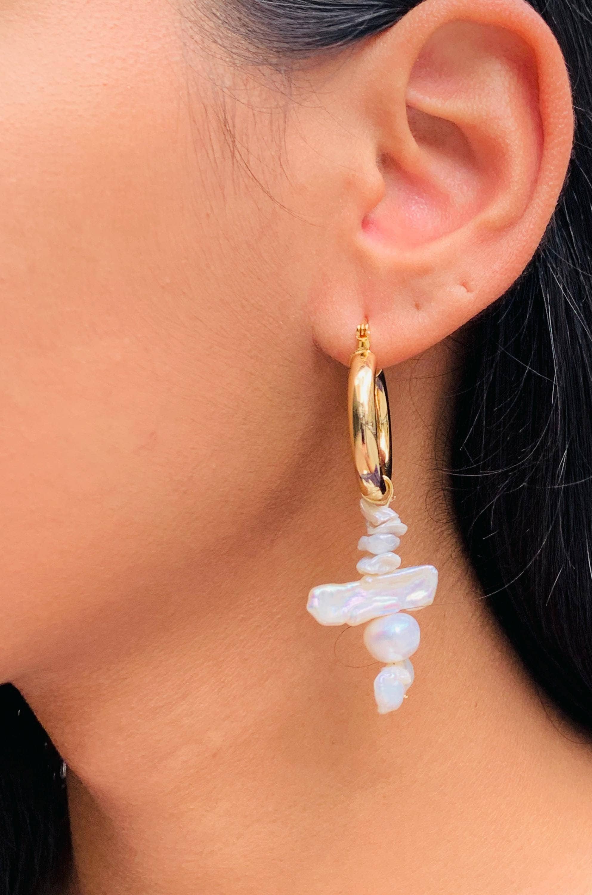 バロックパールフープイヤリング、ゴールドフィルドフープ、ラージ