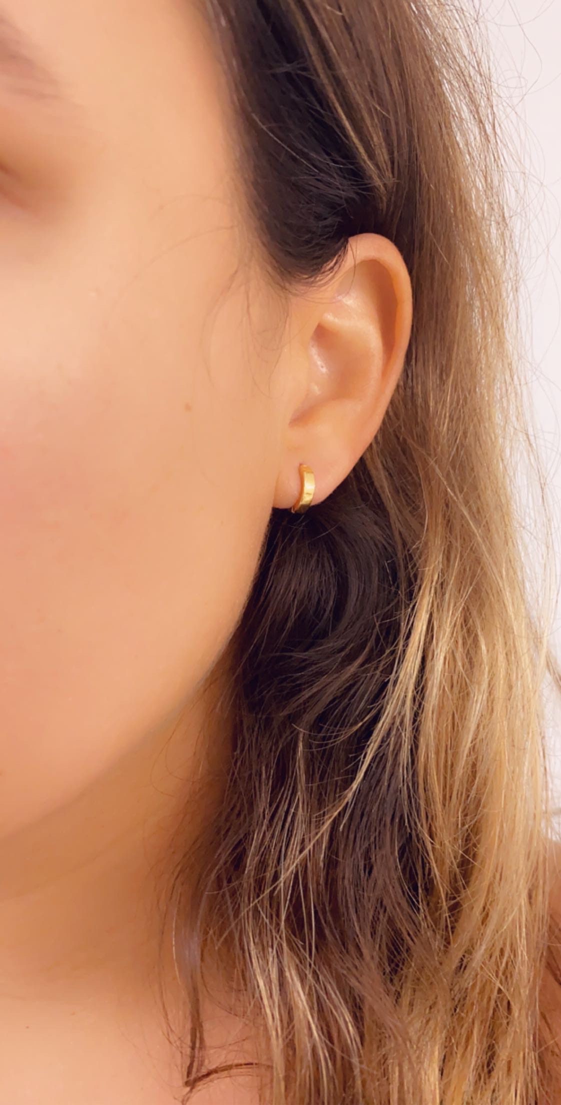 Kendra Scott Mikki Huggie Hoop Earrings In Metallic