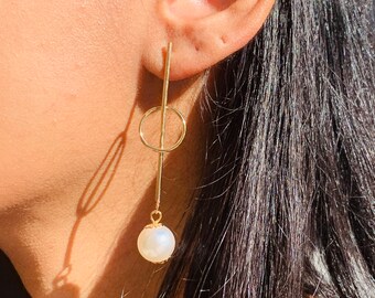 Pendientes colgantes de perla delicada de 18 quilates, pendientes de novia chapados en oro, pendientes sencillos de perla en forma de lágrima, pendientes llamativos para ella, joyas para damas de honor.