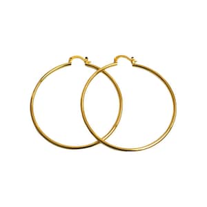 Op de afbeelding: Een paar gouden creolen. De oorbellen zijn simpel en elegant en zouden een geweldige aanvulling zijn op elke sieradencollectie.
