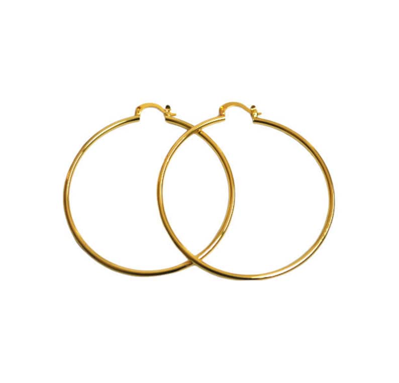 Op de afbeelding: Een paar gouden creolen. De oorbellen zijn simpel en elegant en zouden een geweldige aanvulling zijn op elke sieradencollectie.