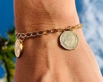 Pulseira de ouro com pingente de moeda pendente 18K, pulseira em camadas, pulseira com pingente de ouro, joias cristãs, joias de moedas, pulseira para empilhar moedas