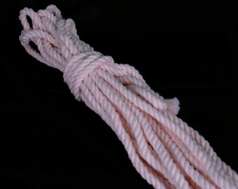 Pastelowo różowa skręcona bawełniana lina do bondage i shibari
