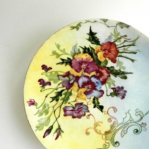 Ancienne assiette peinte à la main pensée et défilement art nouveau alto édouardien floral servant gâteau fleurs et feuilles glaçure ombre datée de décembre 1903 image 1