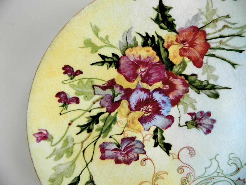 Ancienne assiette peinte à la main pensée et défilement art nouveau alto édouardien floral servant gâteau fleurs et feuilles glaçure ombre datée de décembre 1903 image 2