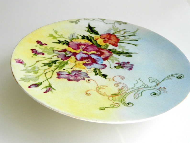 Ancienne assiette peinte à la main pensée et défilement art nouveau alto édouardien floral servant gâteau fleurs et feuilles glaçure ombre datée de décembre 1903 image 3