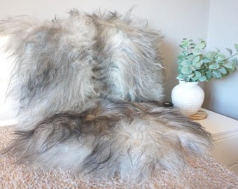 Tappeto islandese in pelle di pecora fatto a mano / Plaid decorativo in lana a pelo lungo (119 x 79 cm)