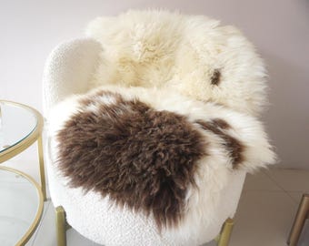 Tappeto Jacob extra large in pelle di pecora, lana pesante e densa, marrone naturale e bianco crema, un autentico pezzo unico.