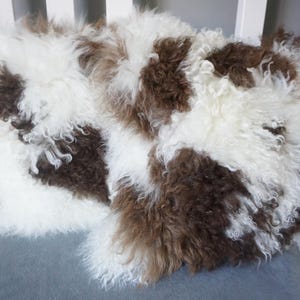 Lot de 2 coussins en peau de mouton de Mongolie véritable, oreillers en patchwork de fourrure, décoration de canapé de luxe, chaise d'appoint douce, inserts inclus
