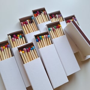 Scatole di fiammiferi bianchi da 2,2", accenditore da un lato, fiammiferi di legno all'interno, selezionati a mano, bastoncini naturali, teste colorate