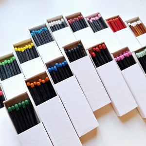 15 個の白無地マッチ箱、黒/シナモン/赤の木製スティック、異なるヘッドカラーのマッチ箱/マッチ箱 1 つにつきヘッドカラー 1 色