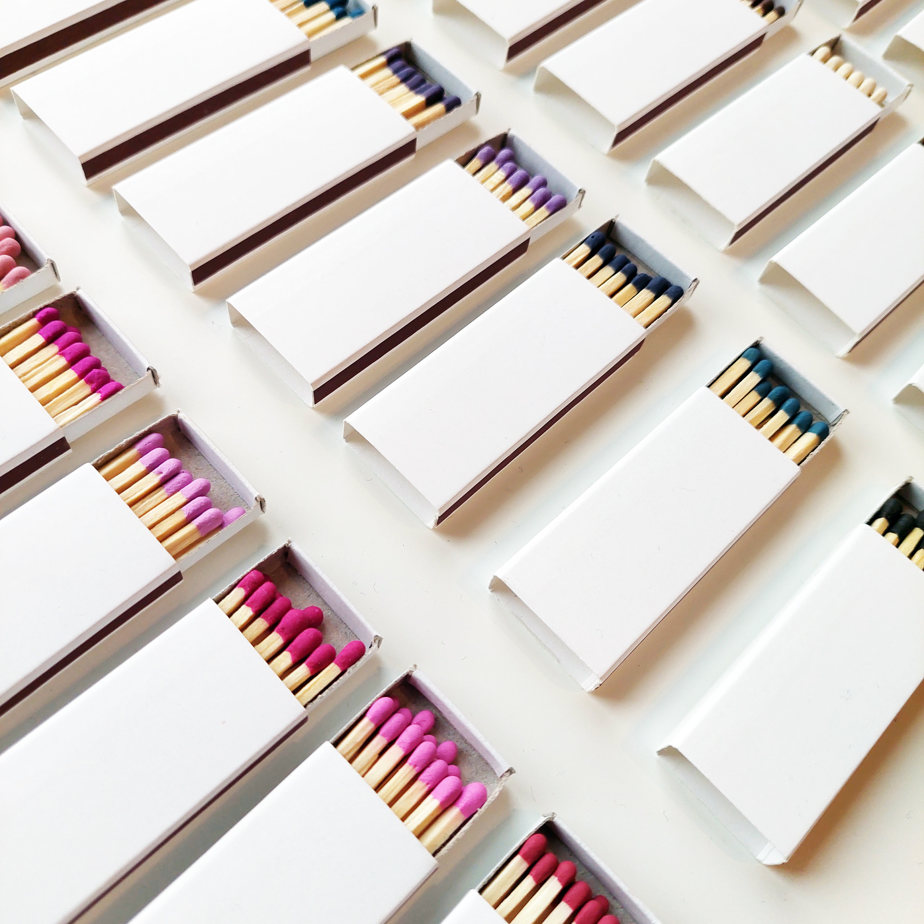 25 White Plain Matchboxes With Different Color Matches Inside/ One Head ...